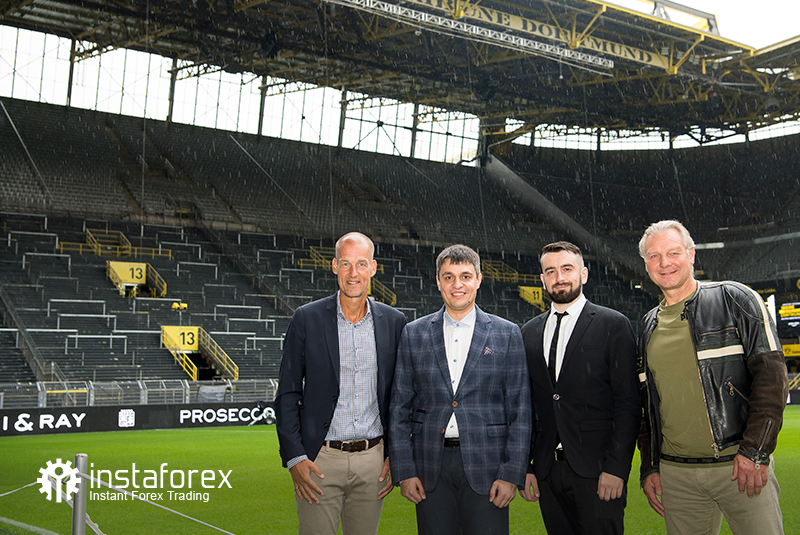 ตำนาน Borussia Dortmund Wolfgang de Beer, ผู้อำนวยการด้วยพัฒนาธุรกิจจาก InstaForex คุณ Pavel Shkapenko, ผู้อำนวยการด้วยพัฒนาธุรกิจจาก InstaForex ในเอเชียคุณ  Roman Tcepelev และซีอีโอของ Borusssia Carsten Cramer ด้านหน้าของสนามกีฬาแบบยืนชมอันยิ่งใหญ่ที่สุดในยุโรปที่อยู่ในพื้นที่เขตภายใต้ของสนามกีฬา SingalIduna Park Stadium
