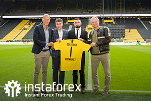 ตำนาน Borussia Dortmund Wolfgang de Beer,  ผู้อำนวยการด้วยพัฒนาธุรกิจจาก InstaForex คุณ Pavel Shkapenko, ผู้อำนวยการด้วยพัฒนาธุรกิจจาก InstaForex ในเอเชียคุณ Roman Tcepelev และซีอีโอของ Borusssia Carsten Cramer ที่จัดงาน Borussia-Instaforex jersey ด้านหน้าสนามกีฬา  Singal Iduna Park Stadium