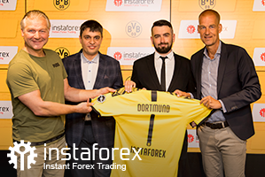 ตำนาน Borussia Dortmund Wolfgang de Beer,  ผู้อำนวยการด้วยพัฒนาธุรกิจจาก InstaForex คุณ Pavel Shkapenko, ผู้อำนวยการด้วยพัฒนาธุรกิจจาก InstaForex ในเอเชีย คุณ Roman Tcepelev และซีอีโอของ  Borusssia Carsten Cramer ที่จัดงาน Borussia-Instaforex jersey